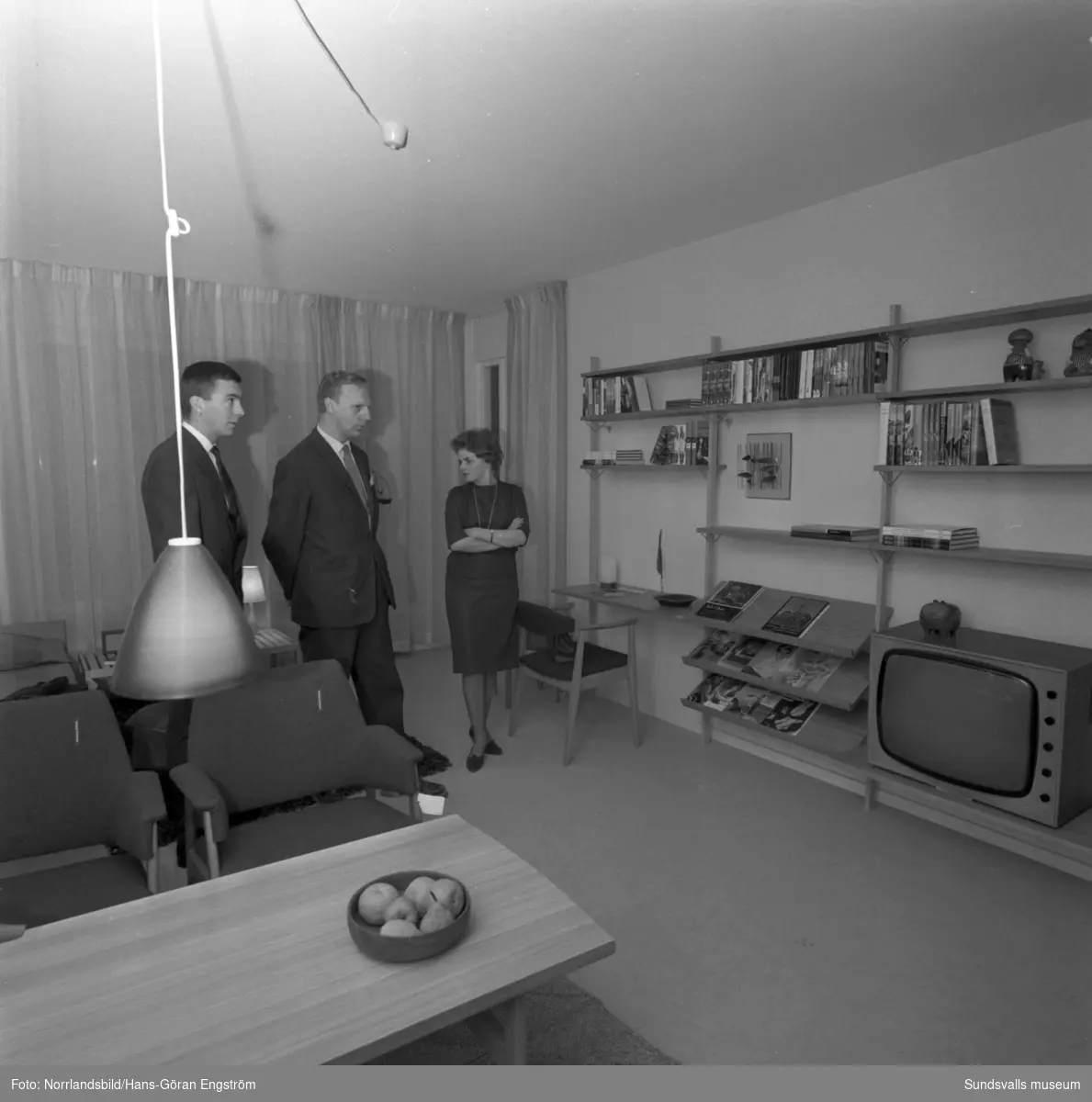 Ett ungt par ser på en lägenhet i den nybyggda bostadslängan vid Bergsgatan, Lekängsvägen, kallad "Långholmen".