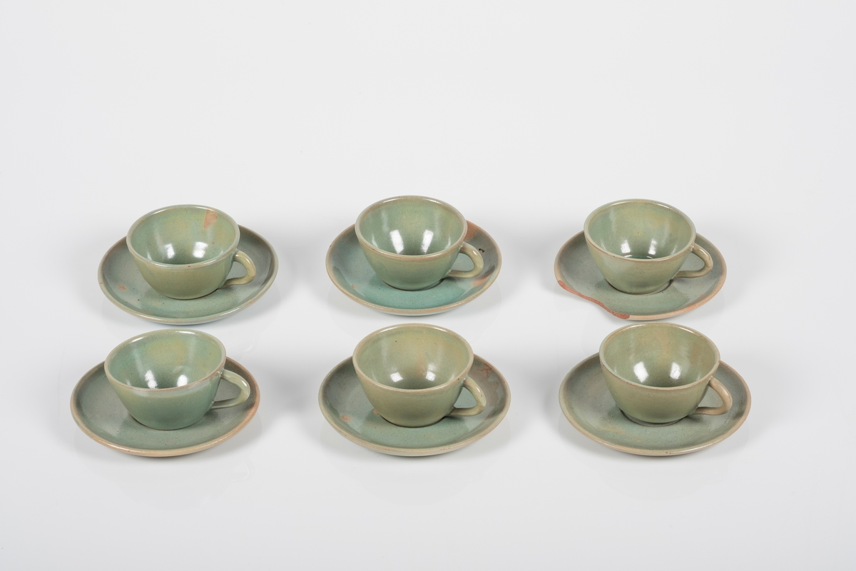 Teservise i keramikk med grønn lasur. 
Settet består av 22 deler; 1 tekanne, 6 kopper med 6 skåler, 6 tallerkner (asjetter), 1 fløtemugge, 1 sukkerkopp og 1 skål.
Grinisymbolet på bunnen av tekannen.
