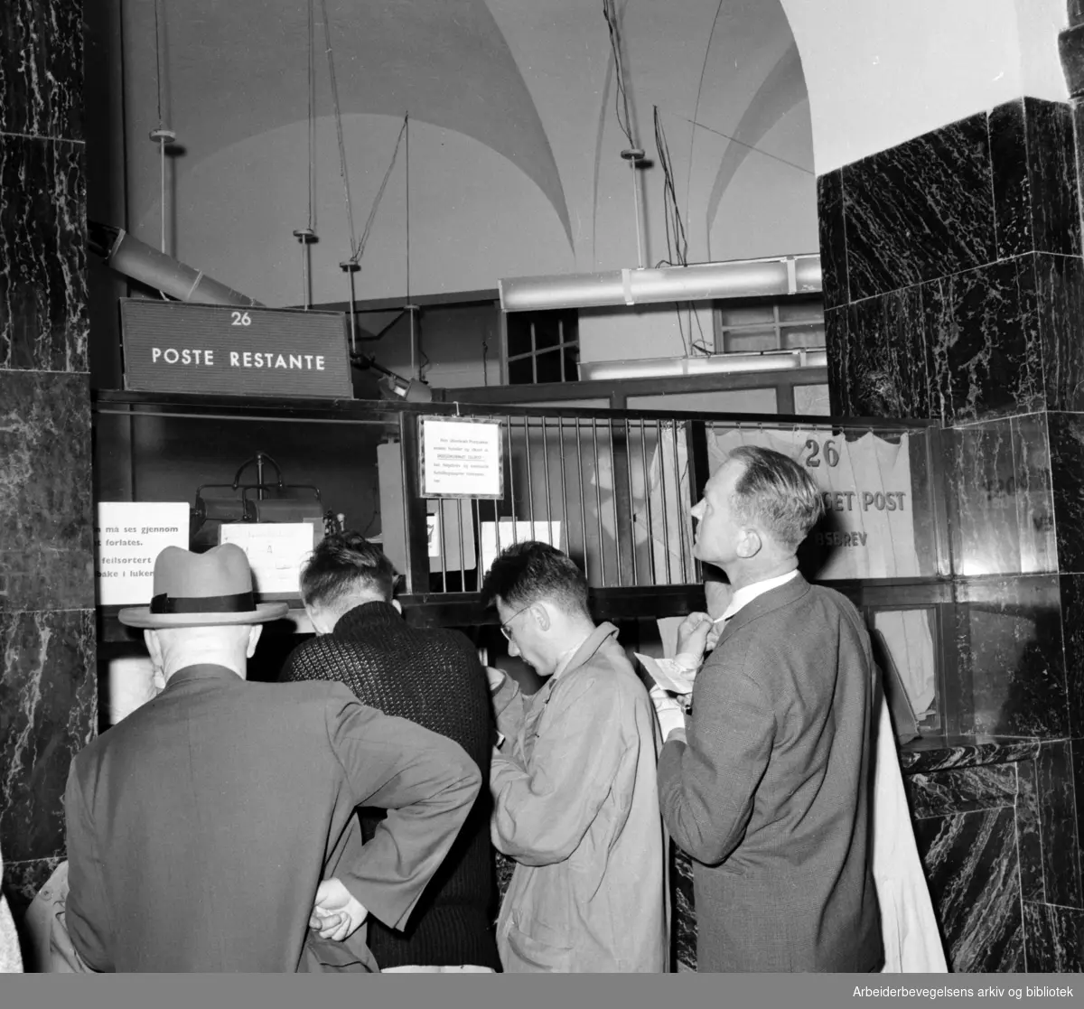 Posthuset. "Poste restante luken". Juli 1957