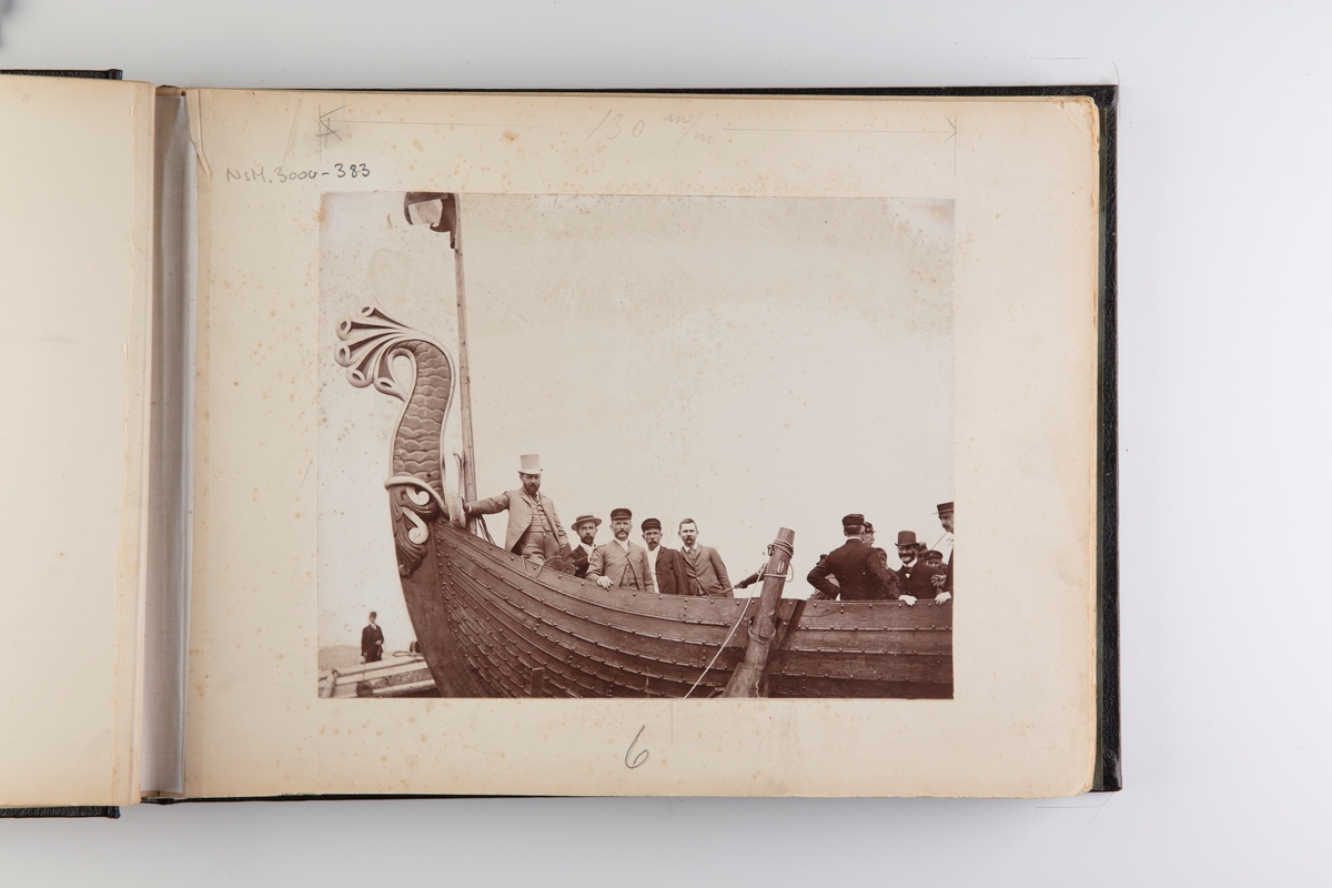 Samling av fotografier fra Magnus Andersens ferd til Chicago i modell av vikingskip.