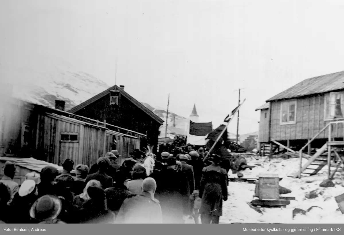 Gjenreisning. 17. mai-tog i Honningsvåg. Kirka litt synlig i bakgrunnen. Brakkebebyggelse. 1947.