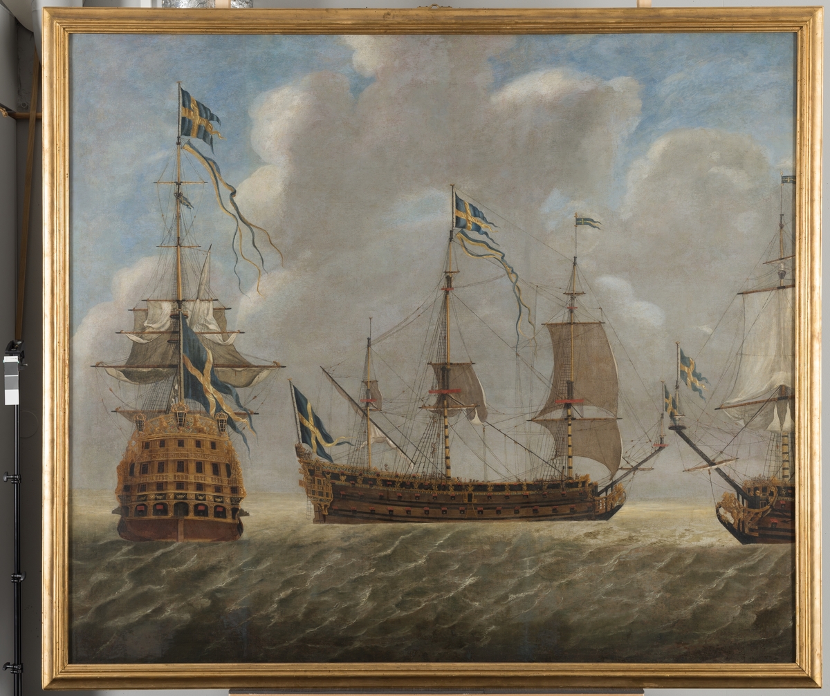 Tavla med målning av 108-kanonskeppet Kung -Carl, byggt å Karlskrona örlogsvarv år 1694 av Charles Sheldon.  Den visar fartyget, sett från tre håll.
Tavlan är osignerad.

Ramens bredd är 80 mm. Övriga dimensioner avser tavlan.