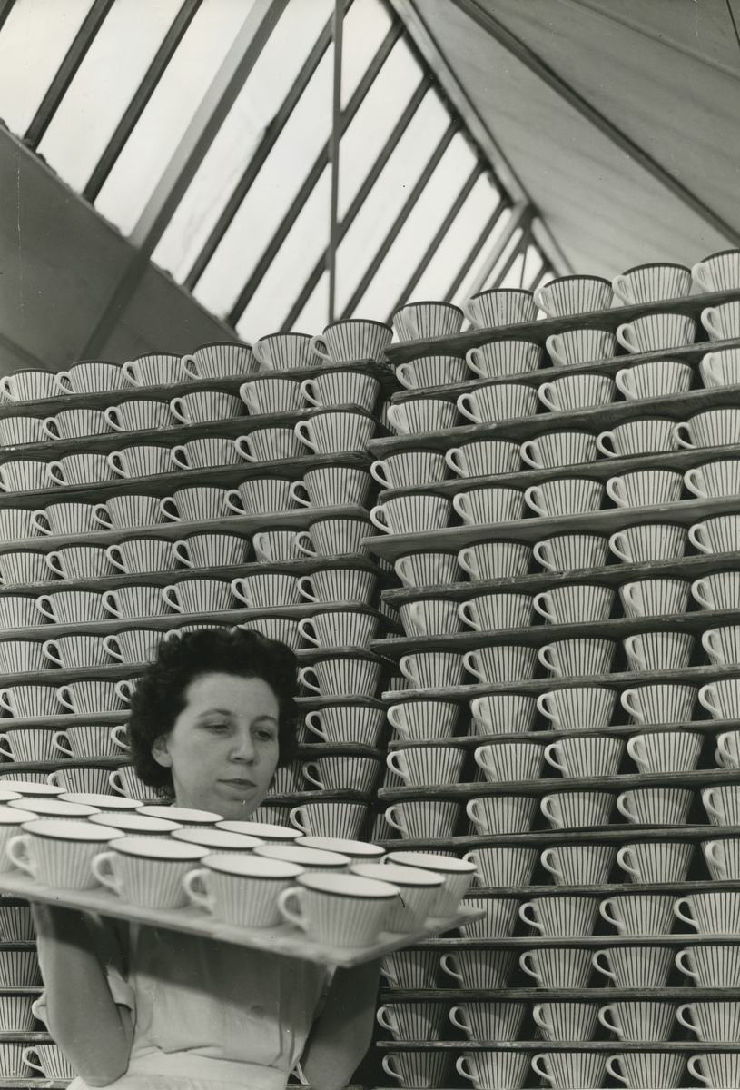 Bild från fabriken med staplar av koppar av märket Spisa Ribb.
Personer: Amalia Sartori