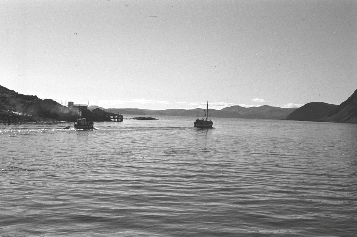 Gjenreisning. Fiskebåter på veien ut fra Honningsvåg havn. 1946/47.