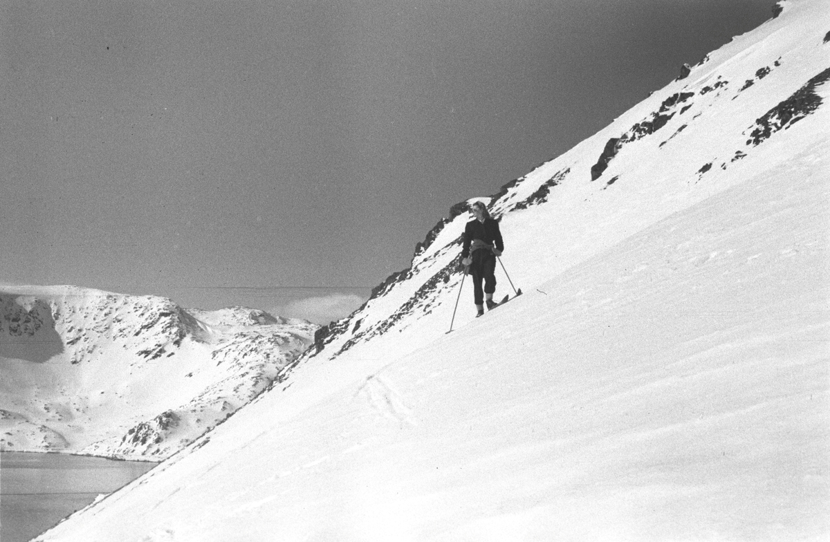 Gjenreisning. Honningsvåg. Solveig Hanche-Olsen på skitur opp Storfjellet. 1946/47.