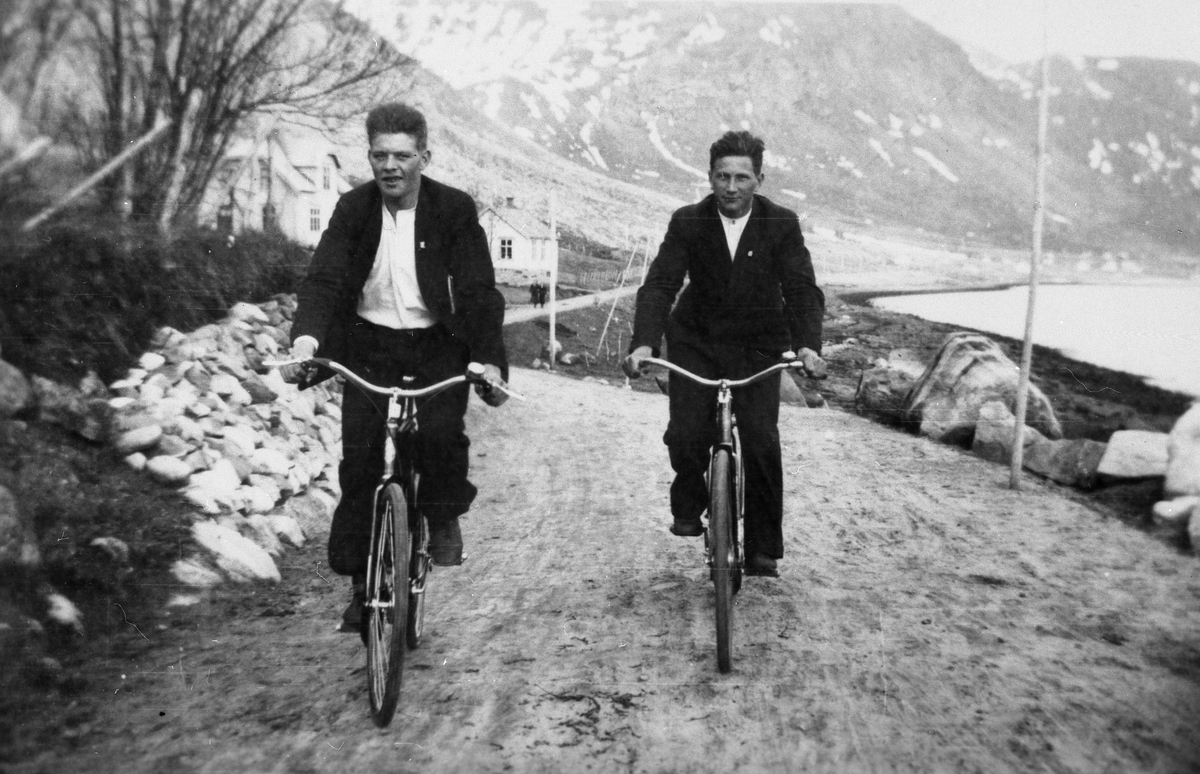 Alfred Eriksen og Harald Eriksen på sykkeltur, Bergsbotn.