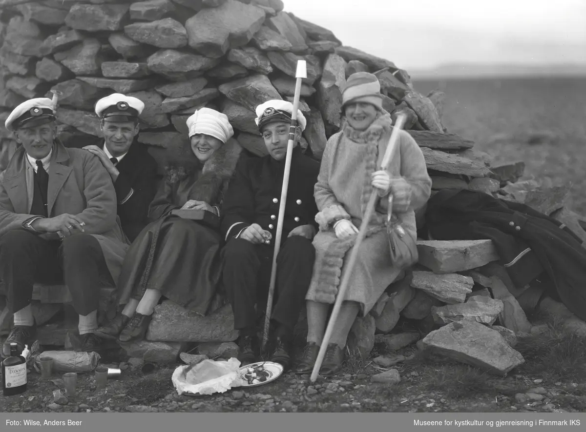 Gruppebilde. Passasjerer fra D/S "Stavangerfjord" på Nordkapp-platået. Midnatt, 23. juli 1927. (Originalnegativet eies av Norsk Folkemuseum, W 30899)