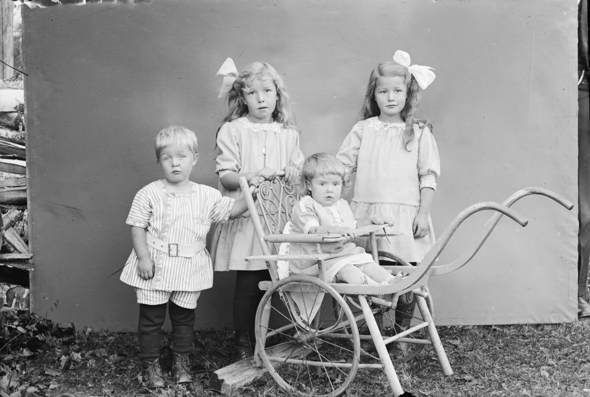 Portrett av fire barn