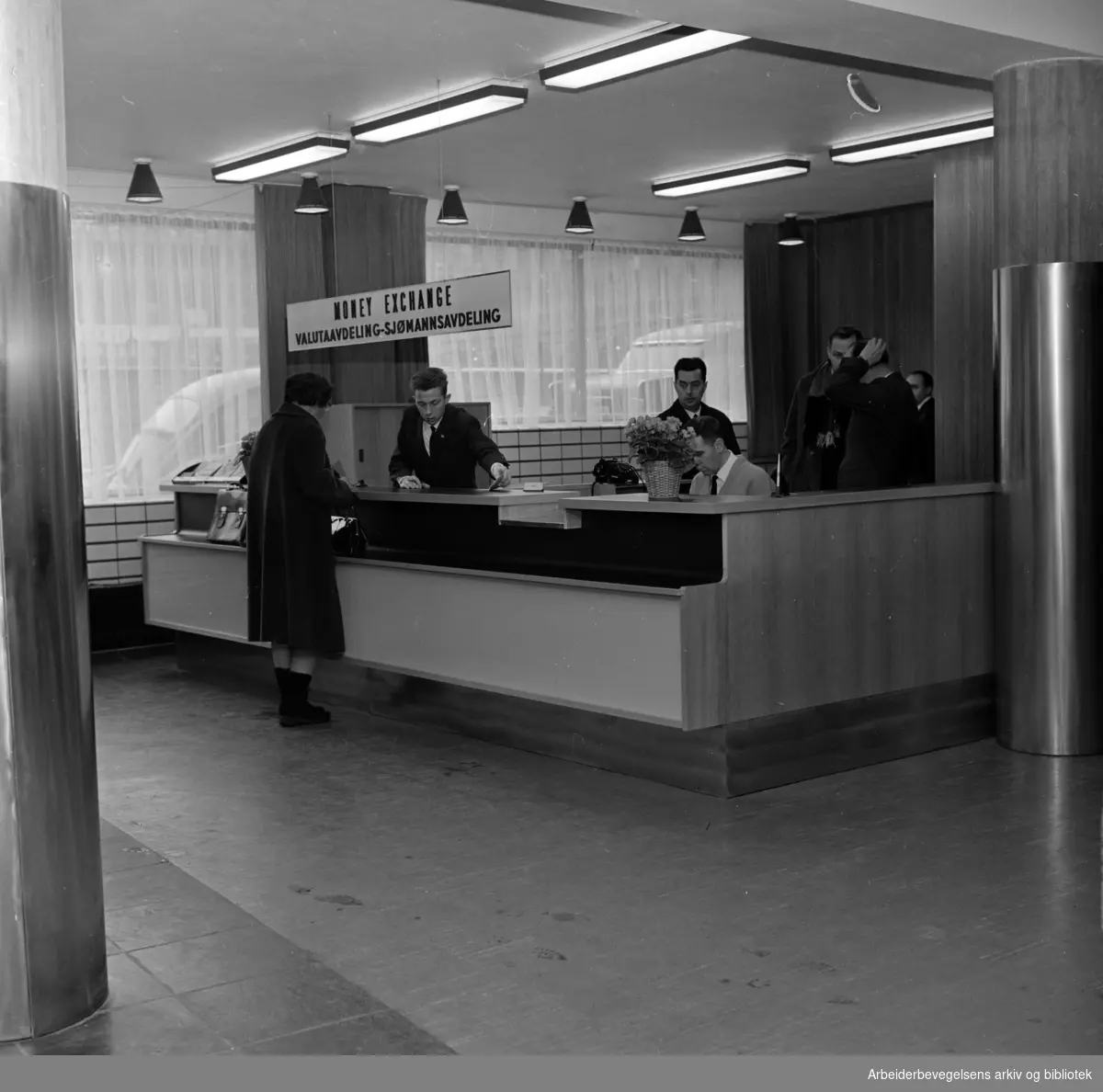 Landsbanken har åpnet ny valuta- og sjømannsavdeling..Desember 1964.