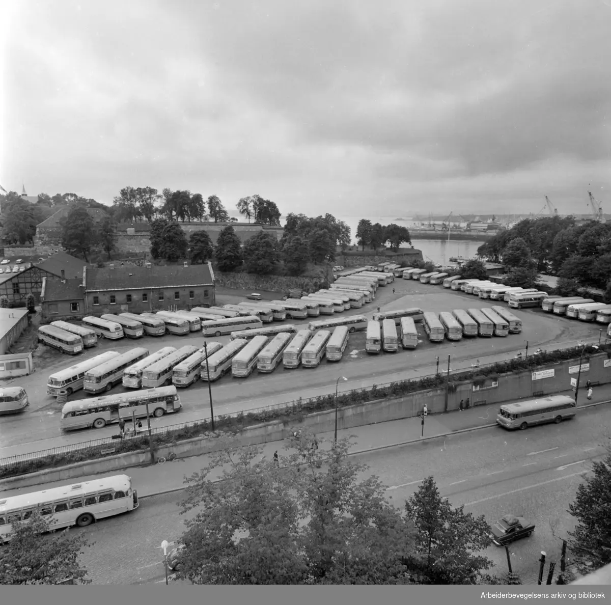 Kontraskjæret, (Skansen) med parkeringsplass for busser..Juli 1964