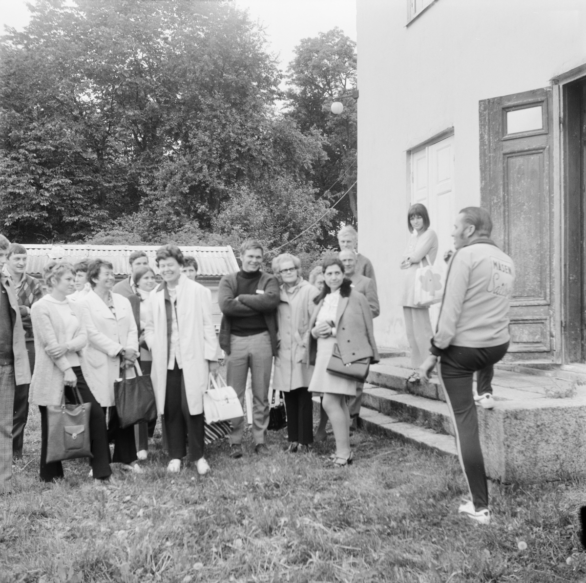 Män och kvinnor vid byggnad, Uppland 1971