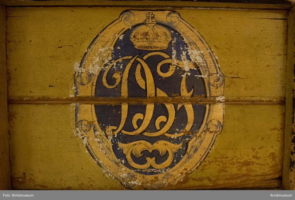 Gulmålad
Tillverkad av C.A. Carlsson och söner.
Emblem på sidan: "DSF" - Drottning Sofias Förening till understödjande för härens sjukvård.
Föreningen fanns mellan 1900-1913, då den slogs ihop med Röda Korset.