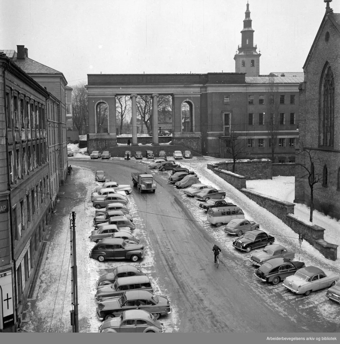 Hammersborg. Bakken i Fredensborgveien. Mars 1957