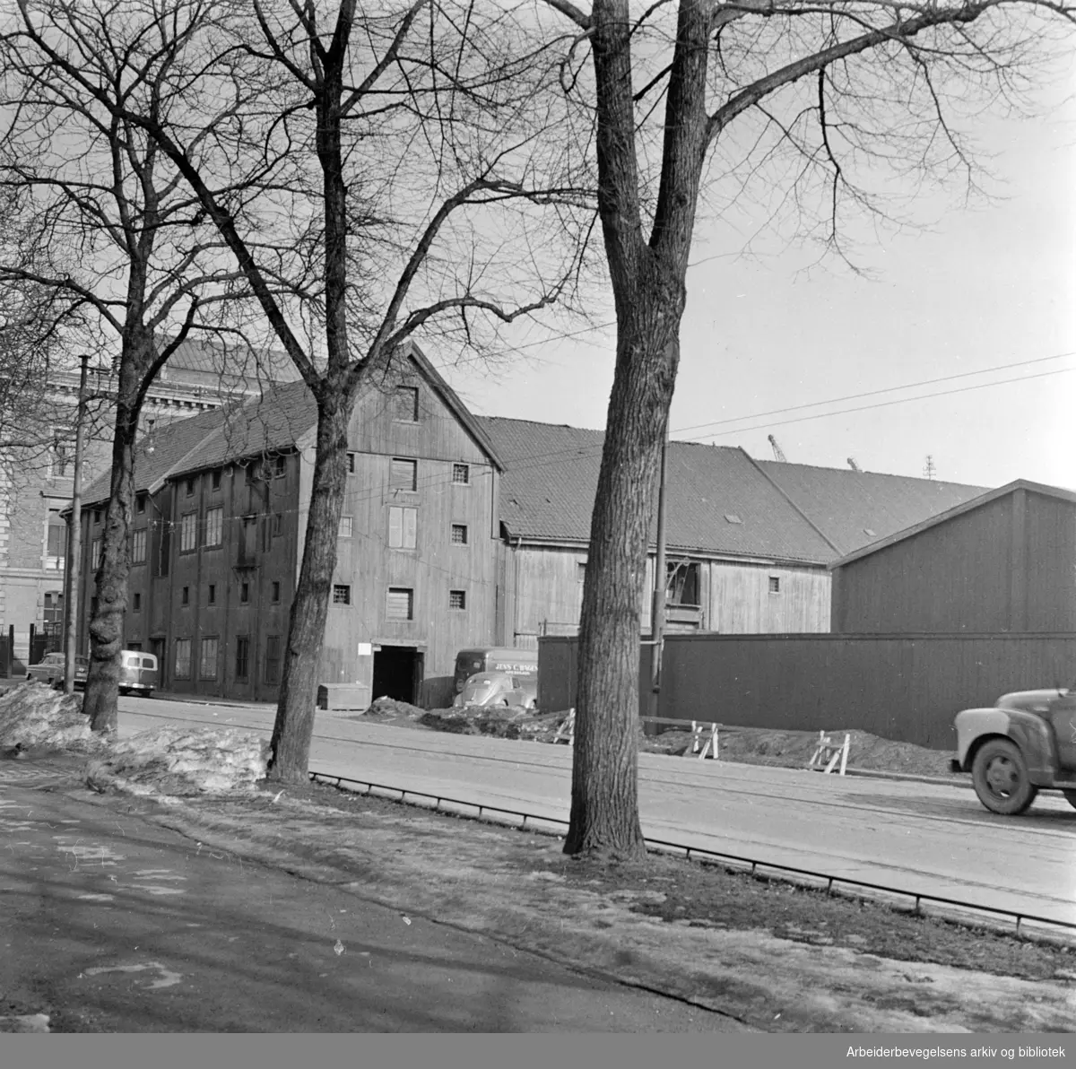 Havna. De gamle bodene ved Børsen rives. Mars 1958