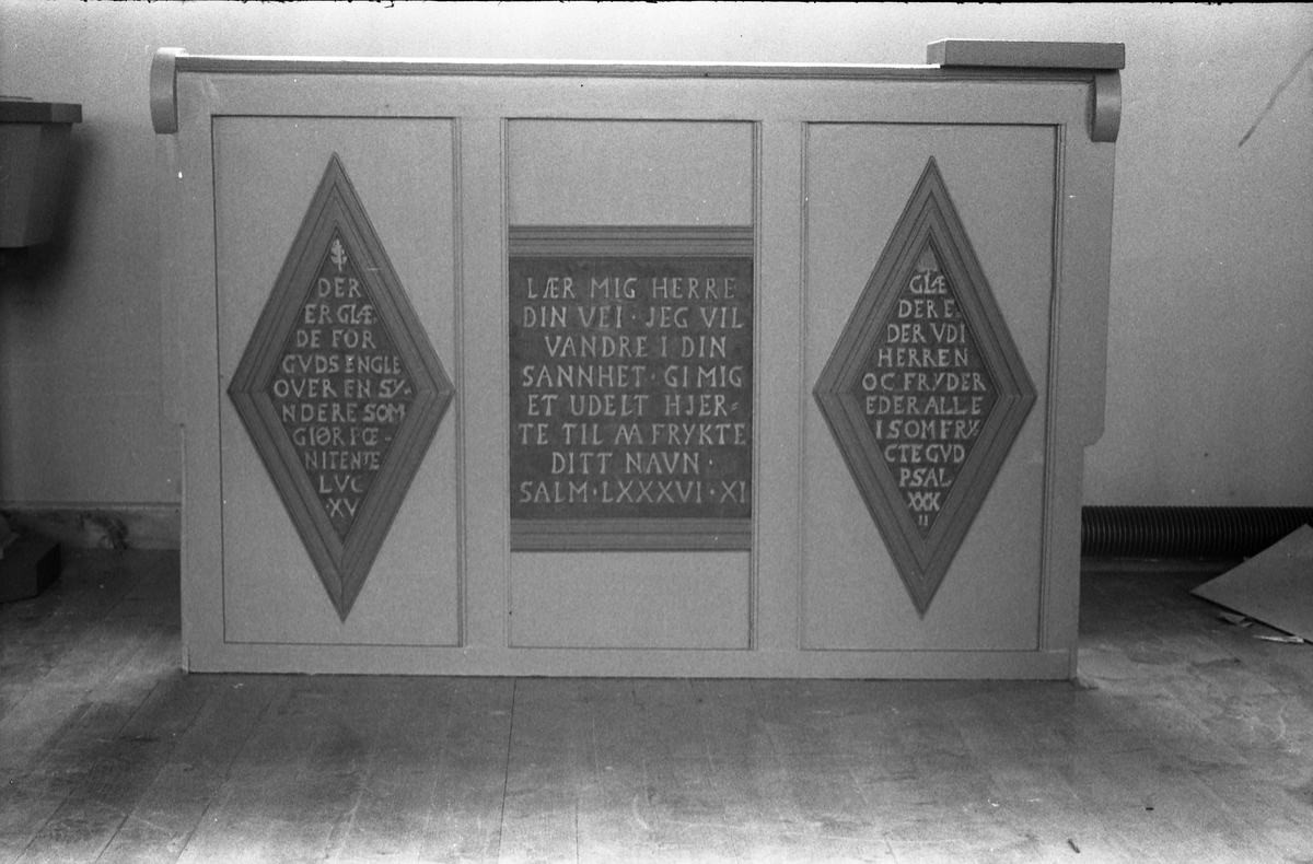 Interiør fra Kolbu kirke, september 1952.