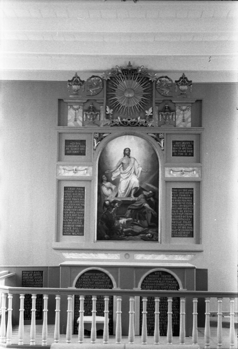 Altertavle og alterring i Kolbu kirke, september 1952. Tre bilder.