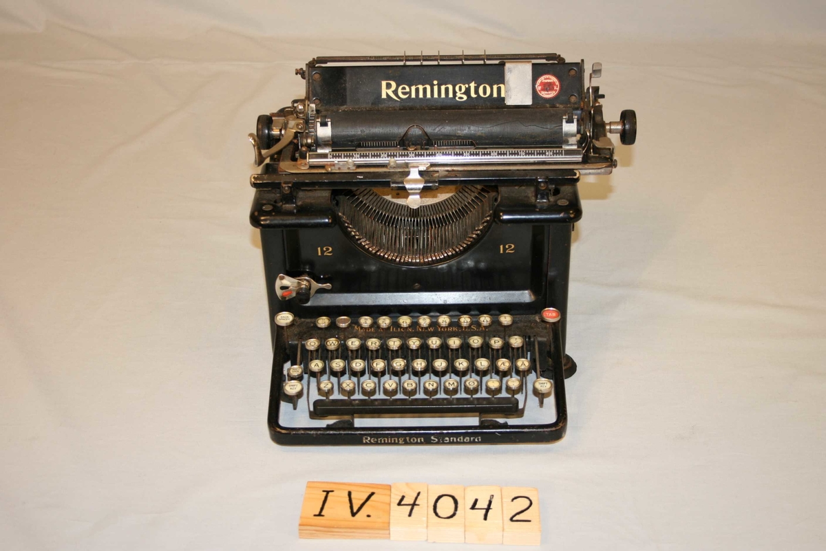 Manuell skrivemaskin, kasseforma, svart.