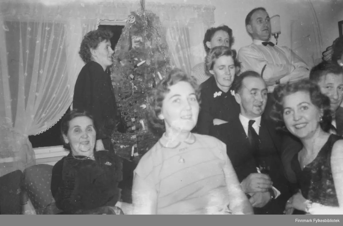 Julefeiring. Familiealbum tilhørende familien Klemetsen. Utlånt av Trygve Klemetsen. Periode: 1930-1960.