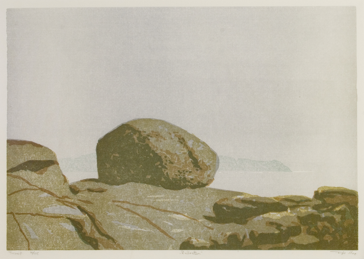 En diger stein ligger ved kanten av et fjellmassiv.