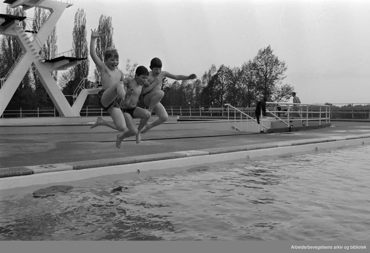 Frognerbadet. Badegjestene kom med sola. Fra v.: Erling Bøe, Aslak Helgheim og Arne Trygve Mossin. Mai 1971
