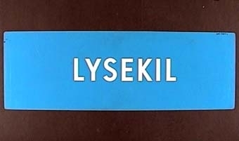 Långsmal dubbelsidig plastskylt med vit text på blå botten: "LYSEKIL"

På andra sidan:
"GÖTEBORG"