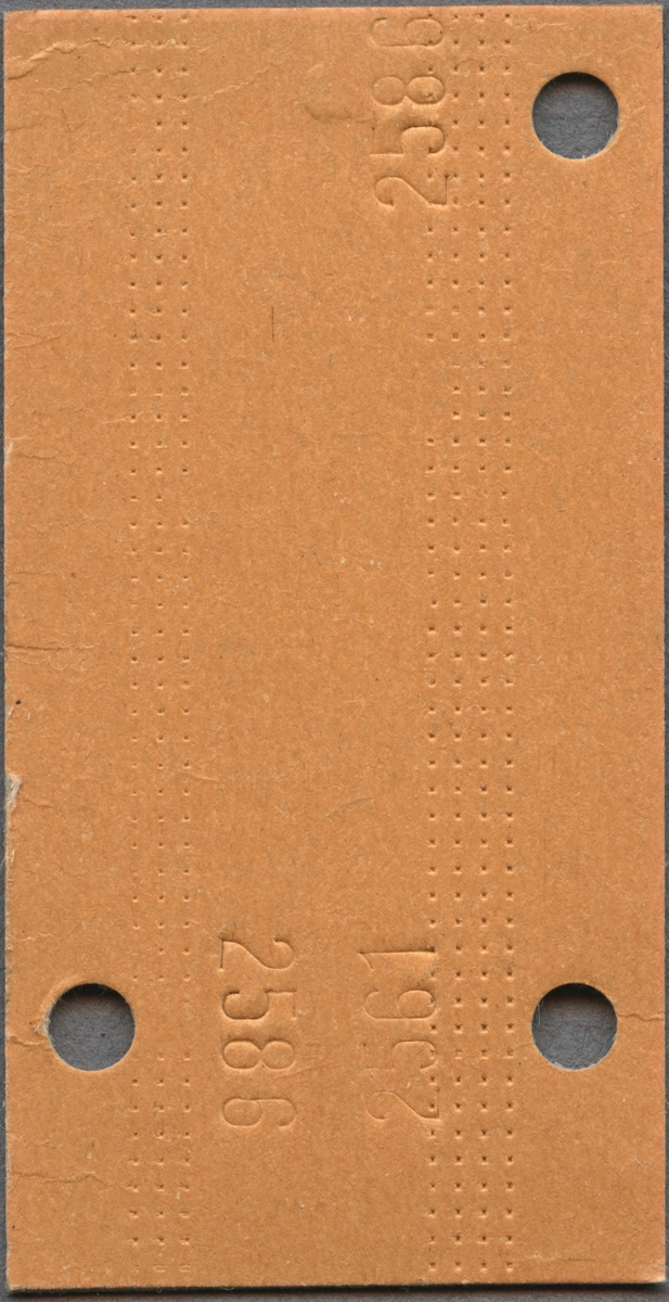 Edmonsonsk biljett av brun kartong med tryckt text i svart:
"SJ Persontåg
Halv Tur och retuR
Alingsås - GÖTEBORG C
10 00. 3". 
Biljetten har datumet 11 4 72 stämplat högst upp samt tre hål efter biljettång, varav två har stansats vid T och R, som står med en cirkel runt bokstäverna. När biljettången användes blev också "2586" och "2561" präglat på baksidan intill hålen. Biljettnumret "50433" står i nederkant. Det finns tjugofyra dubbletter med annat datum, biljettnummer och präglad text efter biljettången, i övrigt identiska med originalet.  En av dubbletterna saknar datum.