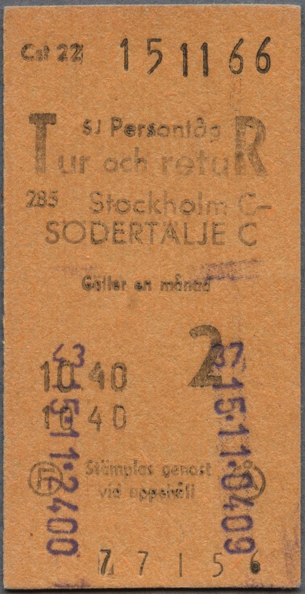 Brun Edmonsonsk biljett med tryckt text i svart:
"SJ Persontåg Tur och retuR
Stockholm C-SÖDERTÄLJE C
Gäller en månad
10.40 2 
Stämplas genast vid uppehåll".
Nedre delen av biljetten har ett stort f, på vänster sida och ett å på höger sida, som står inom svarta cirklar. Biljetten har datumet "15.11.66" och "Cst 22" stämplat i svart, högst upp. Längst ner står biljettnumret "77156". Det finns lilafärgade siffror efter en stämpel.