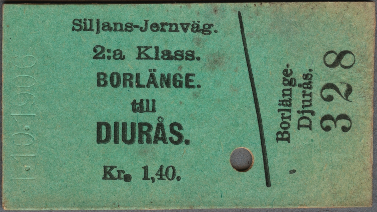 Grön Edmonsonsk biljett med tryckt text i svart:
"Siljans-Jernväg. 
2: Klass. BORLÄNGE till DIURÅS. Kr. 1,40.".
Texten är tryckt på långsidan. Datumet "1.10.1906" står präglat på kortsidans överkant. Ett snett streck delar biljetten till höger, där resvägen samt biljettnumret "328" är tryckt. Det finns ett hål efter biljettång. Biljetten har blekts på grund av fuktskada.

Historik: Borlänge Siljans Järnväg, BSJ öppnades 1883 och 1912 övertogs denna av Södra Dalarnes Järnväg, SDJ.
Källa: Järnvägsdata med trafikplatser, Svenska Järnvägsklubben, 2009. Relaterar till bolag.