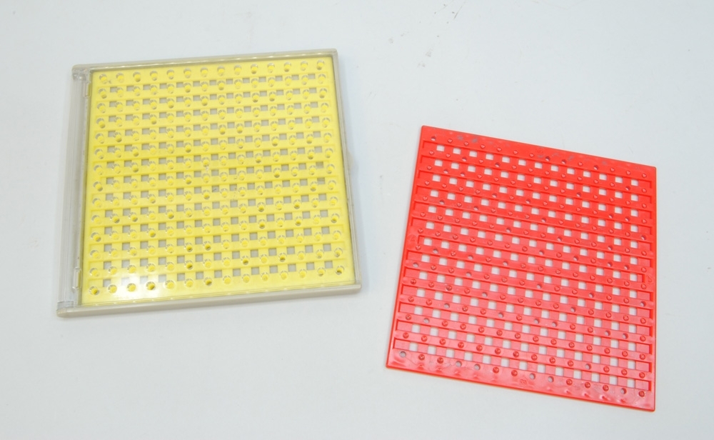Rättningsmallar, 2 st, en gul och en röd, i fodral av grå plast med transparent lucka med hål. Rättningsmallarna består av ett rutnät som sättes över tillhörande svarskort vid rättning av dessa. Där rutorna korsas finns antingen hål eller gropar. Sidorna på mallarnas ena sida är märkta 1-4 och på motstående sida 5-8. På baksidan av fodralet sitter en gul rektangulär klisteretikett med den tryckta texten "STATENS JÄRNVÄGAR SJ-Skolan ÄNGELHOLM" samt med röd handskrift "Skolfa 11".