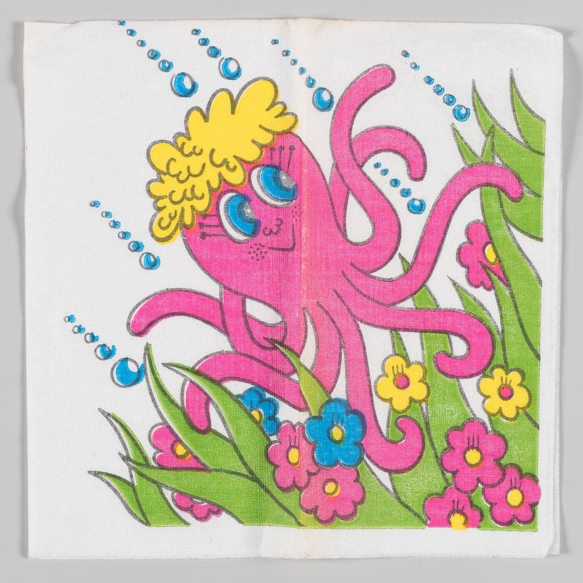 En rosa blekksprut med gult hår beveger seg runt blant gress og blomster.