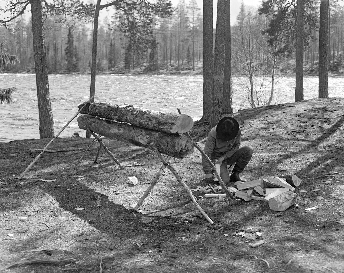 Brennende nying ved Stenbekkoia ved Femundselva i Engerdal i mai 1986.  Denne nyingen ble oppsatt og tent som en del av programmet da styret i Klarälvegns Flottningsförening hadde sin ekskursjon langs vassdraget dette året.  Nyinger består av en eller flere horisontalt- og paralleltliggendende stokker, lagt og nørt slik at de skal gi god og vedvarende varme.  Slik ild ble brukt i skog og utmark.  Vinterstid overnattet skogsarbeiderne vanligvis i hus – skogstuer eller koier – med mildt sagt enkel standard.  Men i vårsesongen forekom det ikke sjelden at fløterne sov under åpen himmel og hentet varme og tørk fra nyinger. I en medisinalberetning fra 1871 beskrev distriktslege Christian Pavels Munthe (1816-1884) i Elverum nyingen slik:

«Ikke altid kunne de vaade og forfrosne Flødere finde varmt og beboet Hus til Natten, - ikke engang en Køie, hvor de kunne tørre sine Klæder og finde et varmt Leie.  Meget ofte maa de lægge sig vaade som de ere paa den vaade Jord med et Lag af Barkviste under sig, efterat have opgjort en Ild  - «Nying» - paa følgende Maade: De tage en tyk, letbrændelig Stok, hvorover de lægge en anden noget mindre af samme Slags.  Disse to Stokke holdes fra hinanden ved to eller flere Stykker Træ ved Enderne («Beitkøler»), medens den øverste hindres fra at falde ned ved paa hver Ende at støttes ved tvende længere Kabber, der som Strævere lægges på imod den.  En saadan Kabbe kaldes «Haldmær» og mellem de saaledes ovenpaa hinanden liggende Stokke opgjøres paa flere Steder Ild, der langsomt brænder og underholde Varme den hele Nat.  Fløderne lægge sig nu paa begge Sider af en saadan «Nying», og vende sig gjentagne Gange om Natten, for at snart den ene, snart den anden Side kan blive varmet og tørret ved Ilden.»

Nyingene kunne lages av en eller flere stokker, og var det flere enn to, ble de ofte lagt slik at nyingen fikk et pyramidalt tverrsnitt.  I dette tilfellet var det en to-stokknying, der den underste stokken sto på et trefotet stativ av kjepper.  Oversida av denne stokken og undersida av overstokken var fliset opp ved hjelp av ei øks, og i mellomrommet mellom dem lå det tørre flister, som skulle lette antennelsen.  Den øverste stokken var støttet med skråstivere av kjepper på begge sider.  Da dette fotografiet ble tatt spikket arbeidsformann Kåre Joar Graff fliser som skulle legges mellom de to stokkene, slik at nyingen kunne tennes.