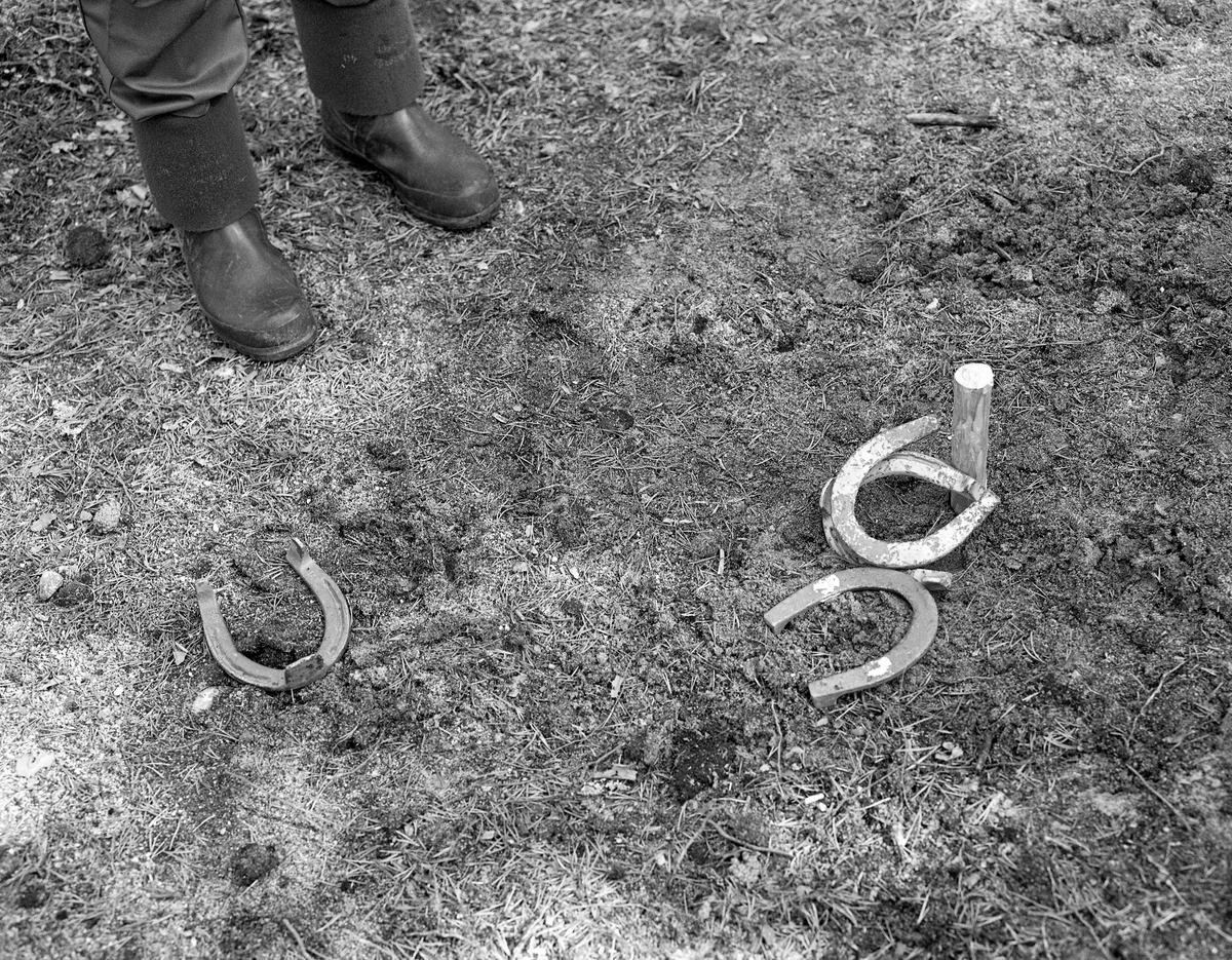 Hesteskokasting ved Stenbekk-koia. 22. 05. 1986. De yngste fløterene hadde heste- skokasting som fritidssysel om kvelden.
