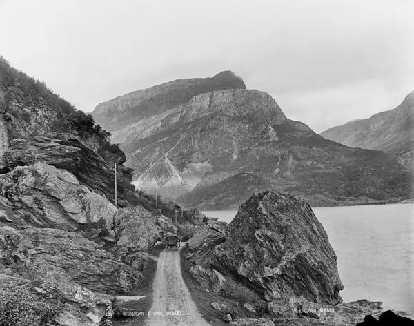 Biletet viser vegen langsmed Vangsmjøse, fjellet er Skudshødn. Fotograf: Knud Knudsen. Foto/Photo