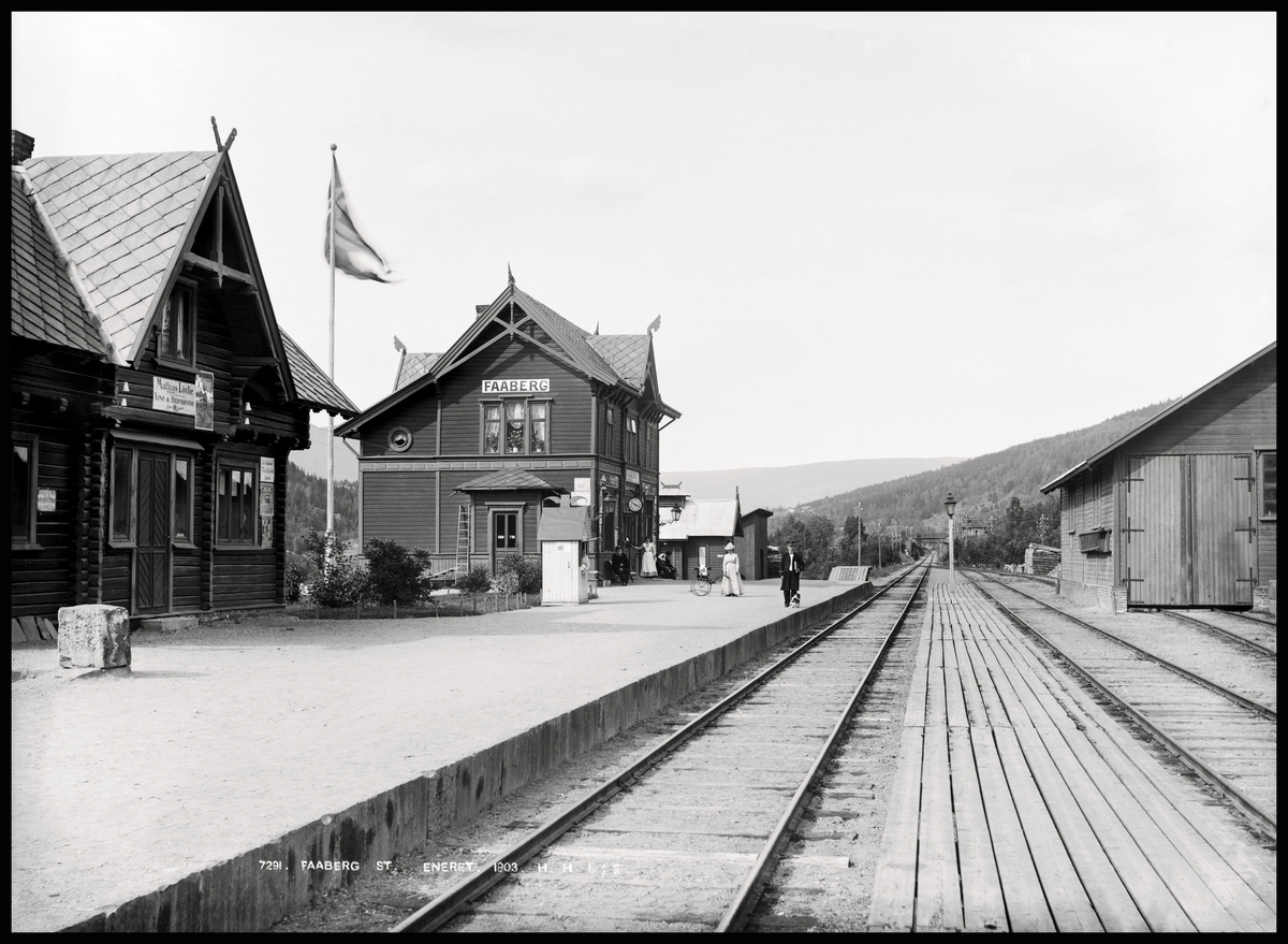 Fåberg stasjon, Faaberg jernbanestasjon, 3/7-1903. Stasjonsbygning, jernbanespor, perong, butikk?