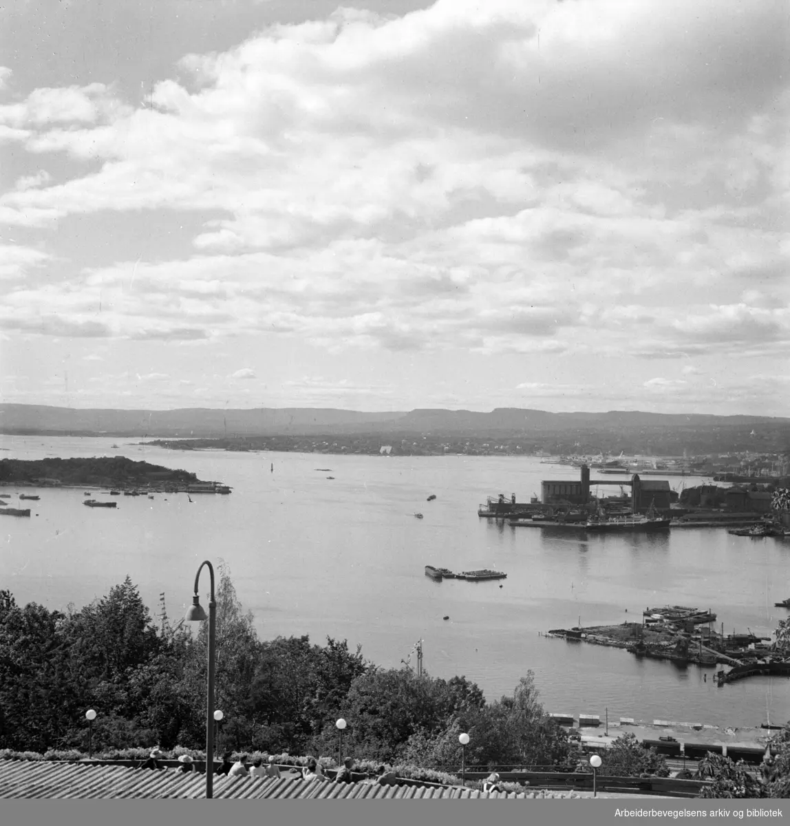 Ekeberg. Ekebergrestauranten, utsikten over havna..August 1948