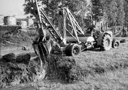 «Flere bilder fra Ringsaker almenning. 1950.  Gravemaskin ut