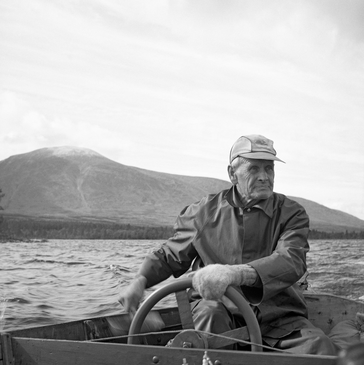 Ole Haagensen Nordseth (1887-1972) – også kalt «Nygardsen» - fordi han fra 1914 eide og drev eiendommen Nygard Nordset i Øvre Rendalen i Hedmark.  Nygardsen markerte seg også som en av de dyktigste og mest aktive fiskerne i Sølensjøen, i fjelltraktene tre mil øst for hovedbygda.  Det er i dette miljøet dette fotografiet av Nygardsen er tatt.  Han portrettert sittende i akterenden av motorbåten sin, «Sølen II», som hadde innenbordsmotor fra brødrene Øveraasens motorfabrik & mekaniske verksted på Gjøvik.  Nygardsen er fotografert sittende med handa på rattet.  Han hadde ei vind- eller regnjakke på overkroppen og ei skyggelue på hodet.  Nygardsen hadde strikkevotter på hendene. 