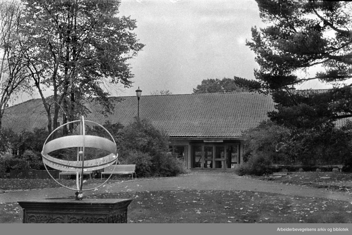 Bymuseet. (Frogner hovedgård). Soluret i hagen. Oktober 1967