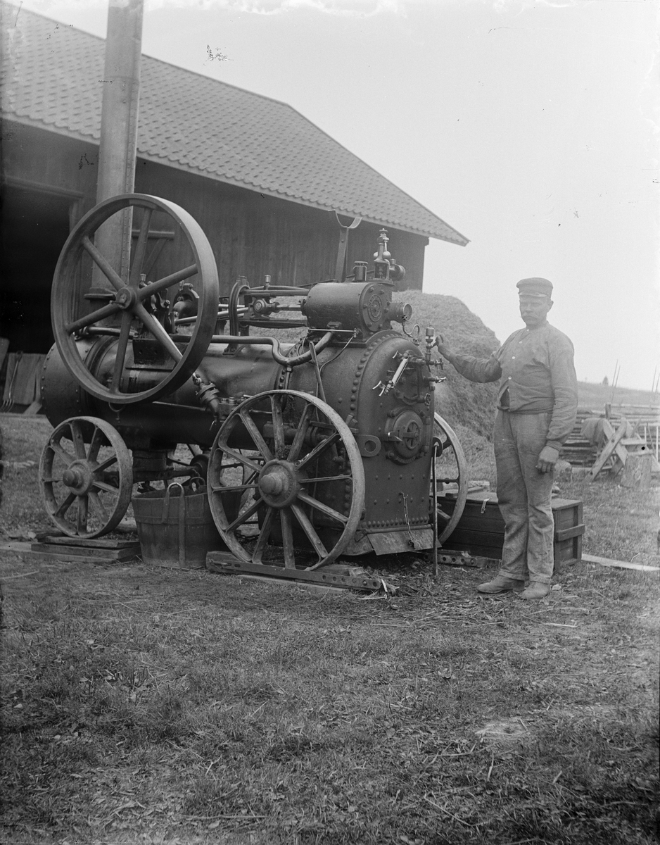 Man som sköter lokomobil, Sävasta, Altuna socken, Uppland i början av 1900-talet