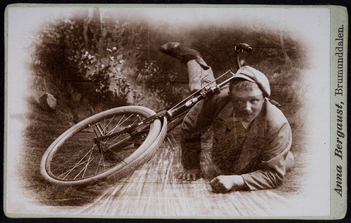Johannes Alhaug, fotografert med sykkel i studio, portrett. Visittkort. Logo fotograf Anna Bergaust Brumunddalen.
