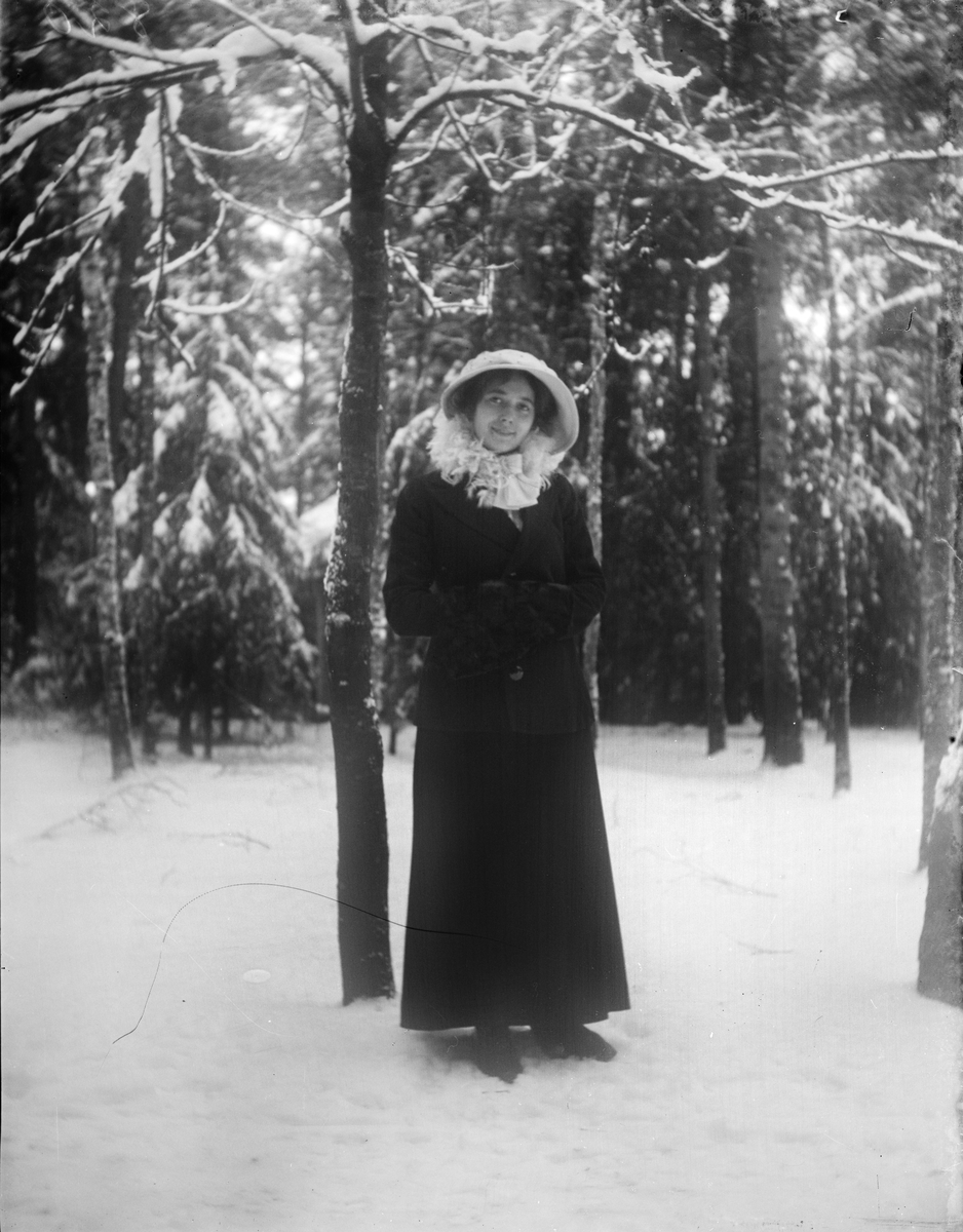 Kvinna i skog, Uppland