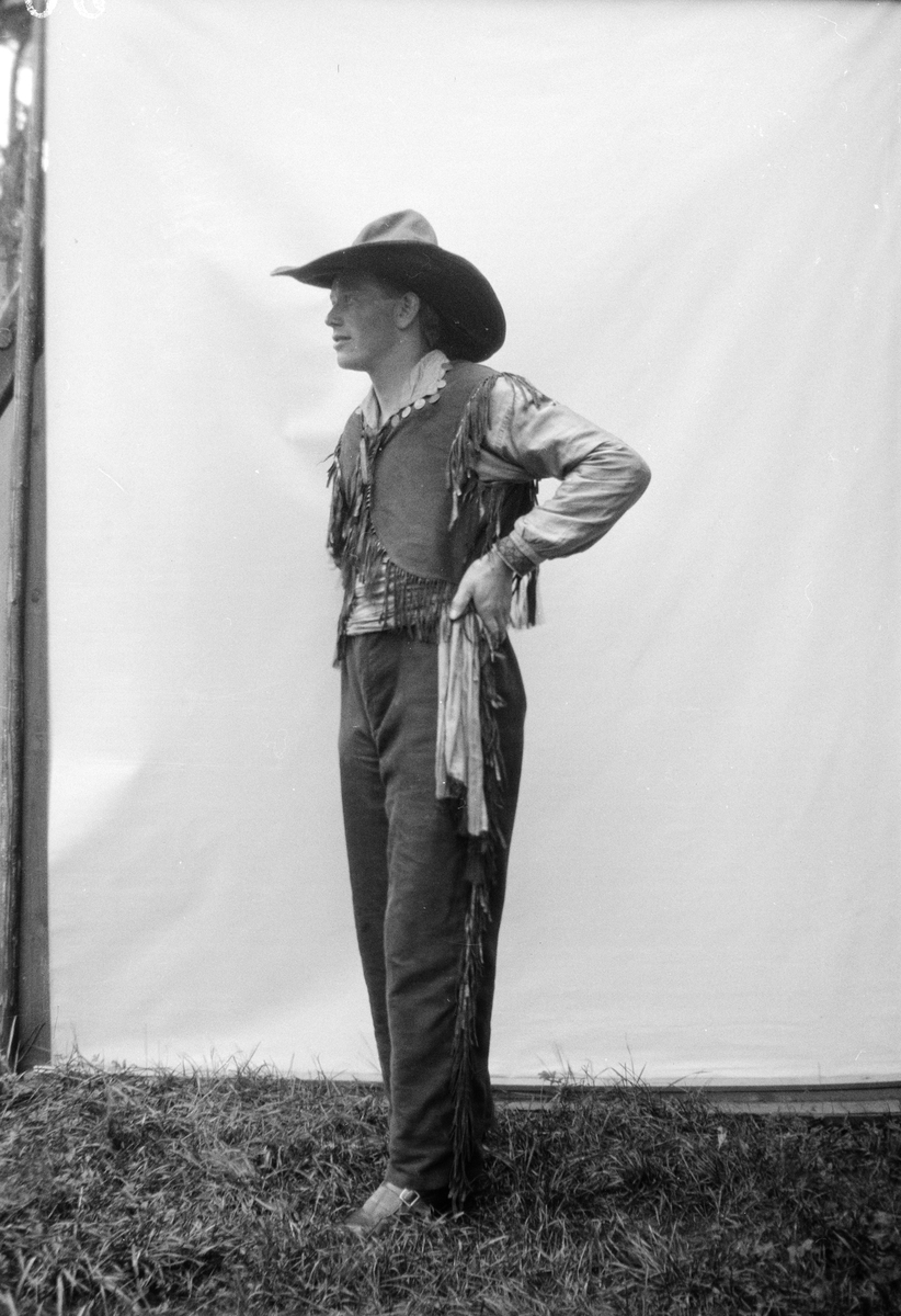 Man klädd i cowboydräkt, Sävasta, Altuna socken, Uppland 1926