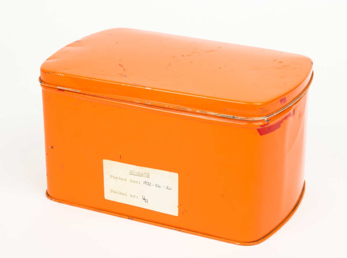 Nödsats förpackad i en orange plåtlåda.