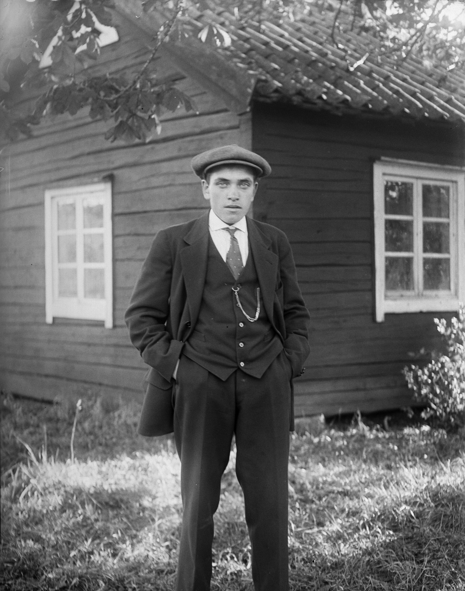 "Nisse Gren, Patringbo, Varmsätra stående", Uppland 1921