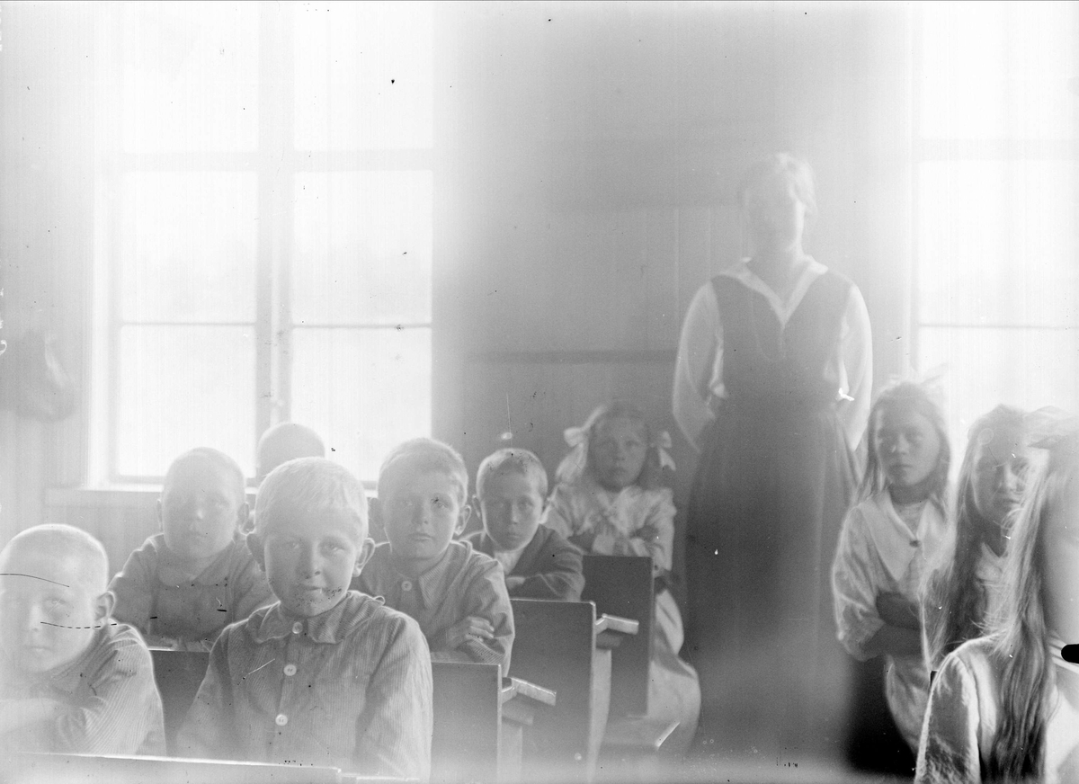 Lärarinnan Lisa Ekstrand  med skolbarn i klassrummet, Storbo skola, Simtuna socken, Uppland 1921