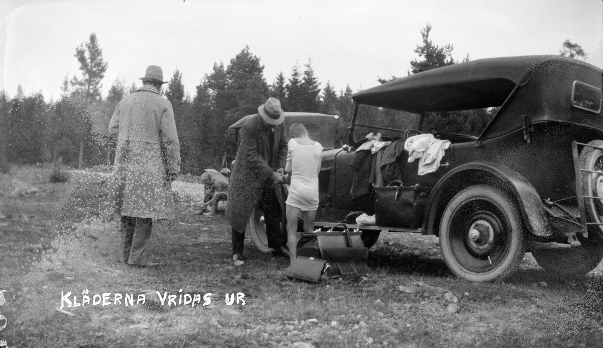 Bilsemester 1928 - "kläderna vridas ur", klädombyte efter bad i Vänern