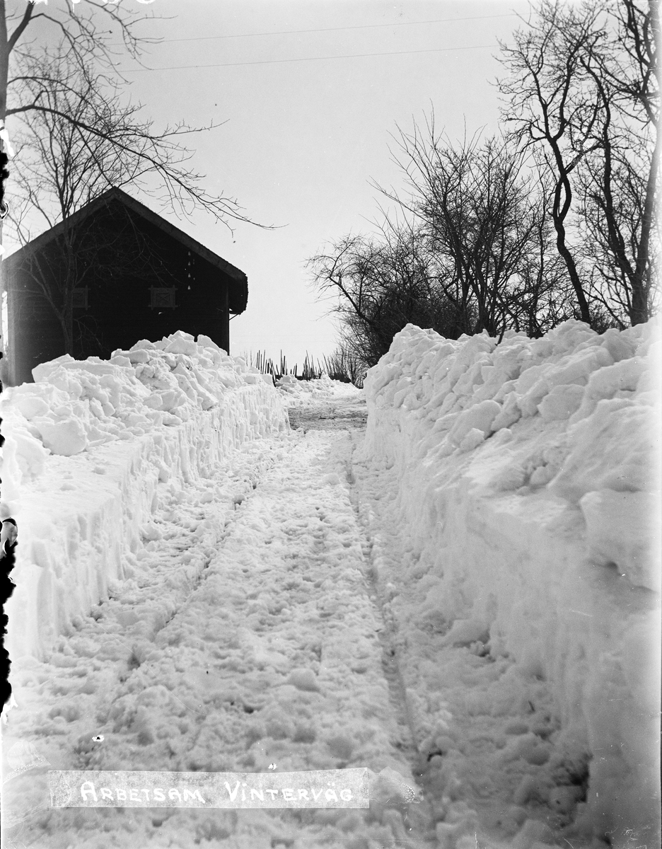 Väg genom snödriva vid Altunaby vintern 1923-24 med Johanssons magasin, Altuna socken, Uppland