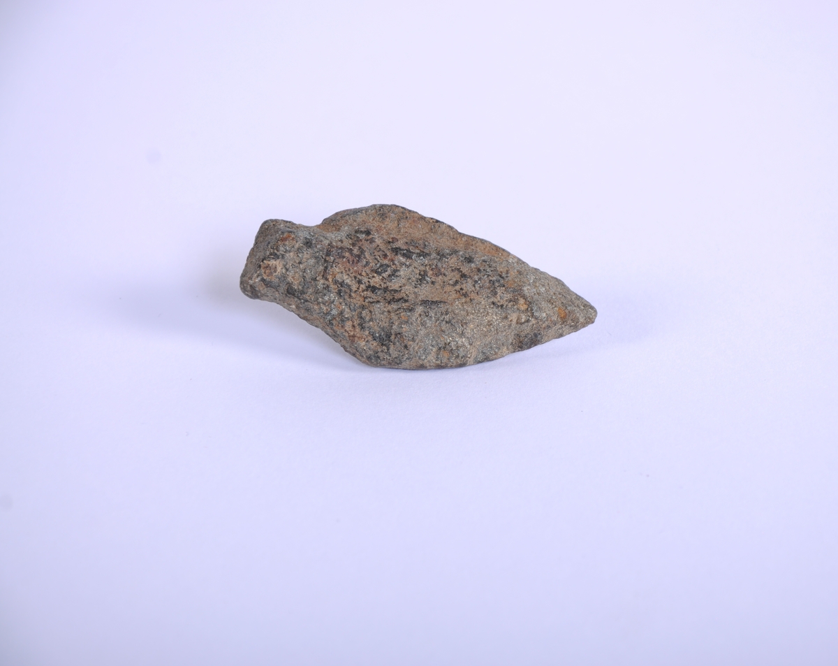 Hugget pilspissformet stein. grov, bred "tangespiss" med bredt blad og kort, bred tange.