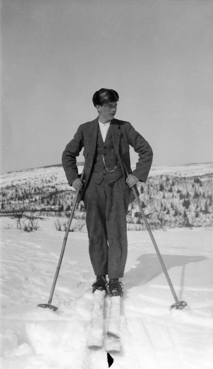 Ung mann på skitur