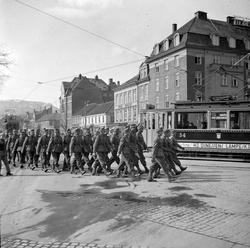 Tyske soldater marsjerer over Torvet